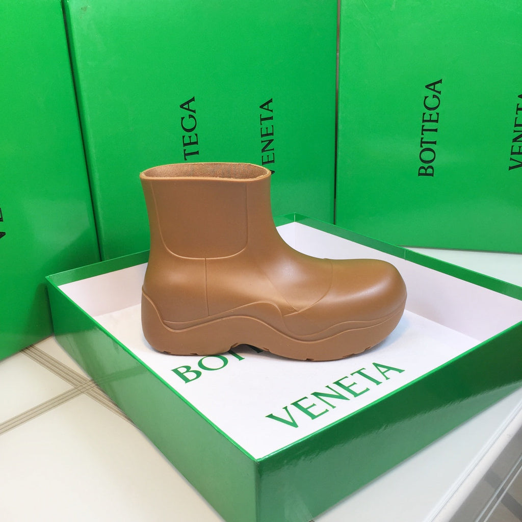 BOTTEGA VENETA PUDDLE ANKLE BOOT IN CAMEL BEIGE RUBBER