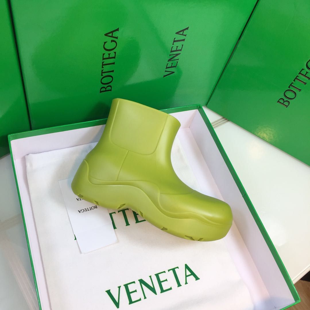 BOTTEGA VENETA PUDDLE ANKLE BOOT IN OLIVE GREEN RUBBER