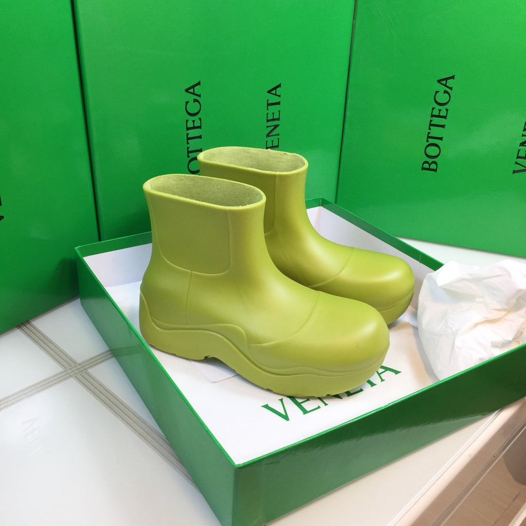 BOTTEGA VENETA PUDDLE ANKLE BOOT IN OLIVE GREEN RUBBER