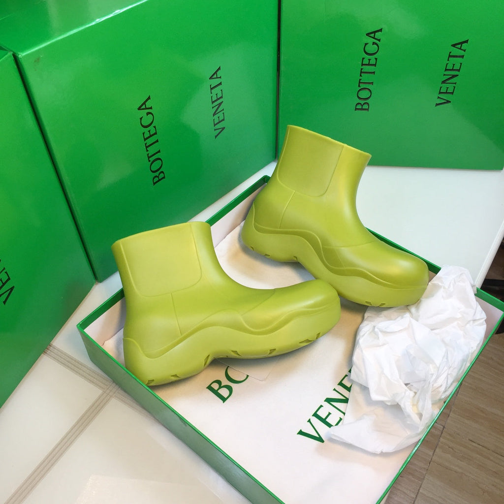 BOTTEGA VENETA PUDDLE ANKLE BOOT IN OLIVE GREEN RUBBER