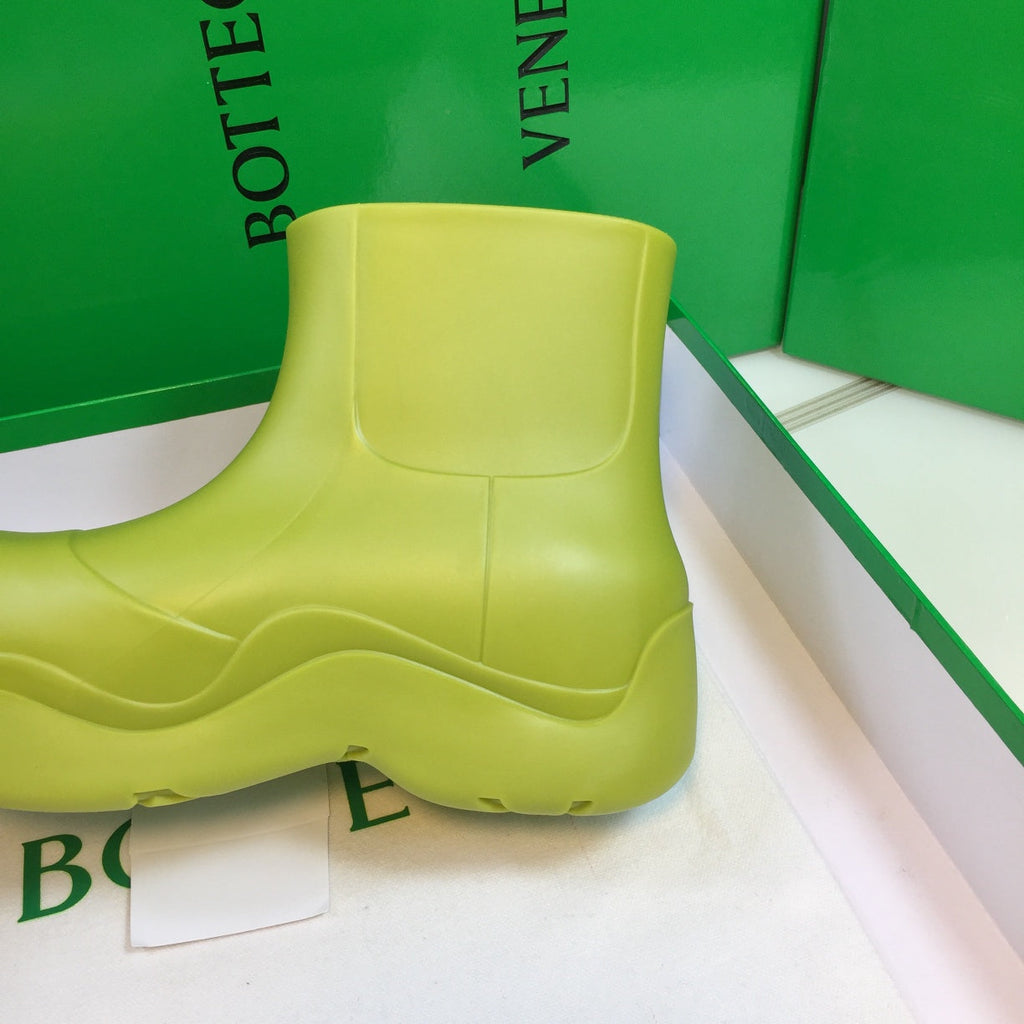 BOTTEGA VENETA PUDDLE ANKLE BOOT IN OLIVE GREEN RUBBER