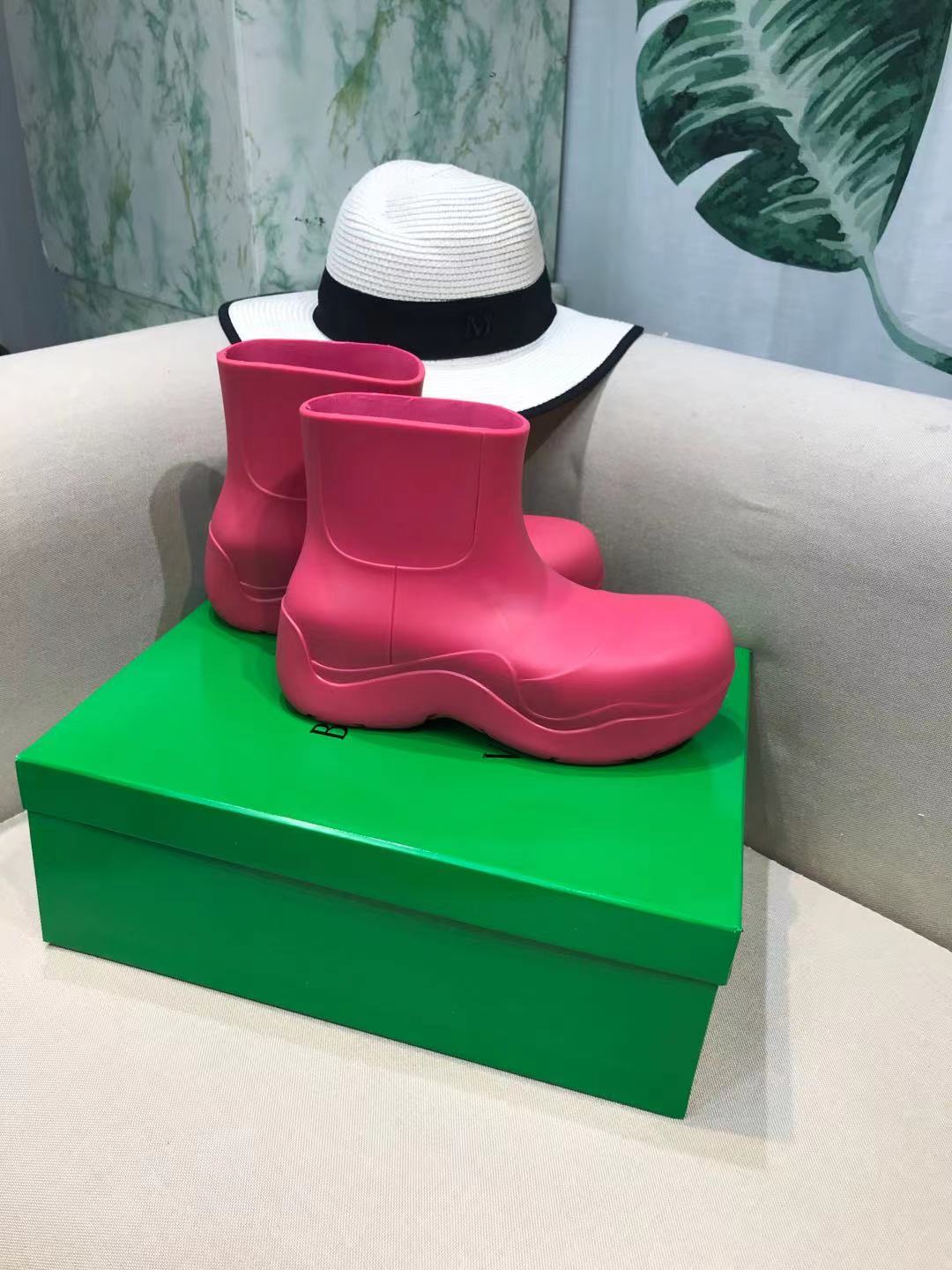 BOTTEGA VENETA PUDDLE ANKLE BOOT IN BRIGHT PINK RUBBER
