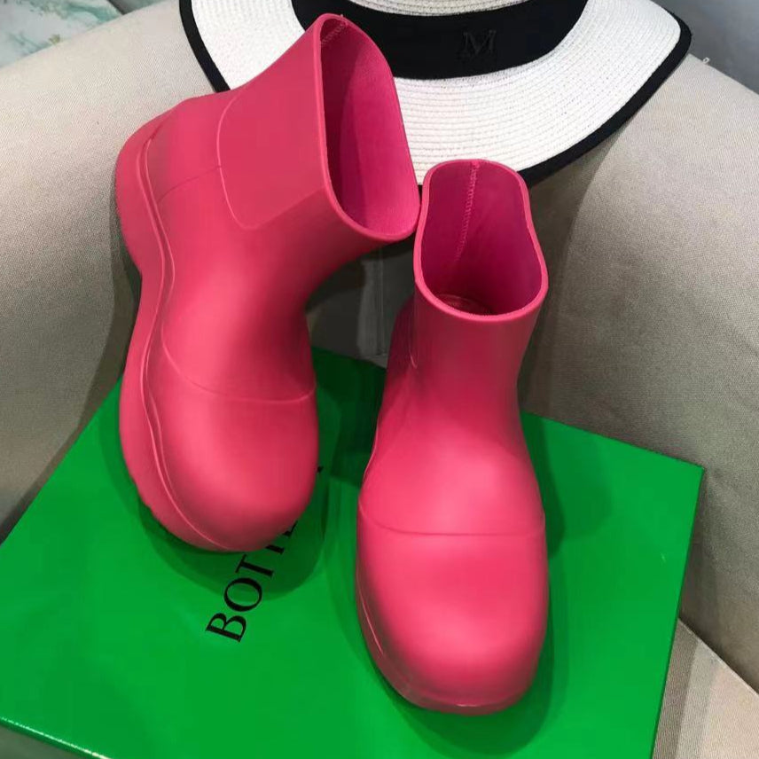 BOTTEGA VENETA PUDDLE ANKLE BOOT IN BRIGHT PINK RUBBER