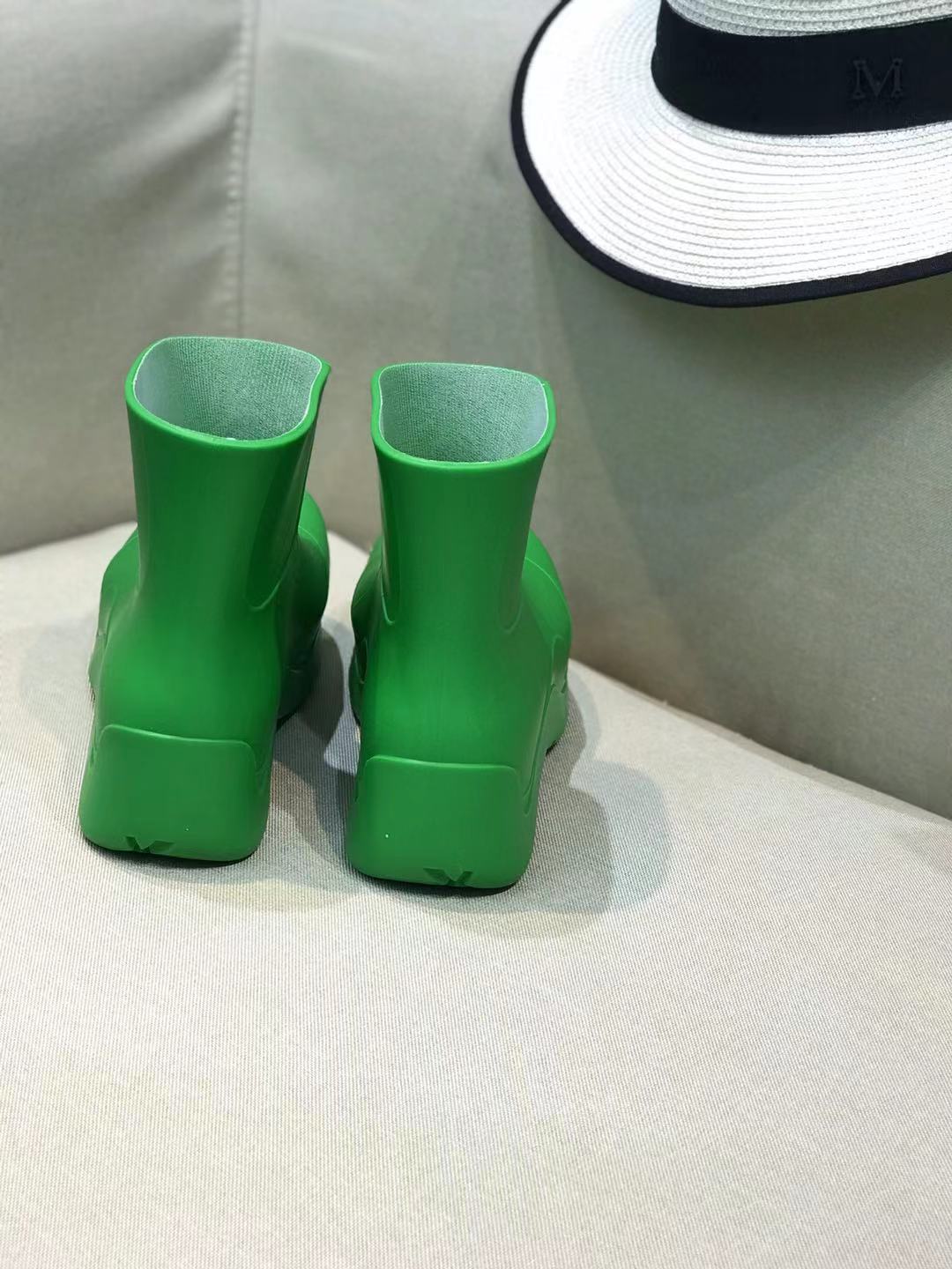 BOTTEGA VENETA PUDDLE ANKLE BOOT IN EMERALD GREEN RUBBER