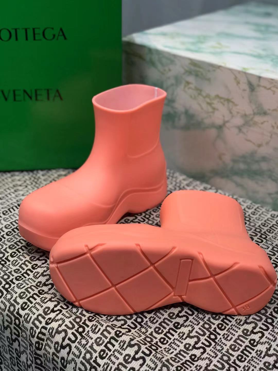 BOTTEGA VENETA PUDDLE ANKLE BOOT IN PUNCH PINK RUBBER