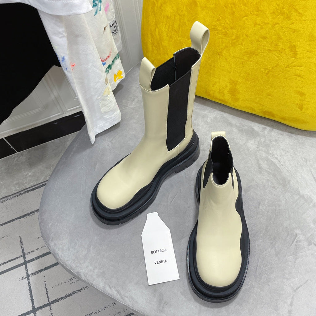 BOTTEGA VENETA TIRE CHELSEA BOOT IN BLACK MIX BISQUE BEIGE CALFSKIN