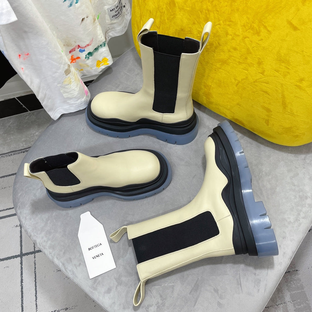 BOTTEGA VENETA TIRE CHELSEA BOOT IN BLACK MIX BISQUE BEIGE CALFSKIN WITH STEEL BLUE SOLE