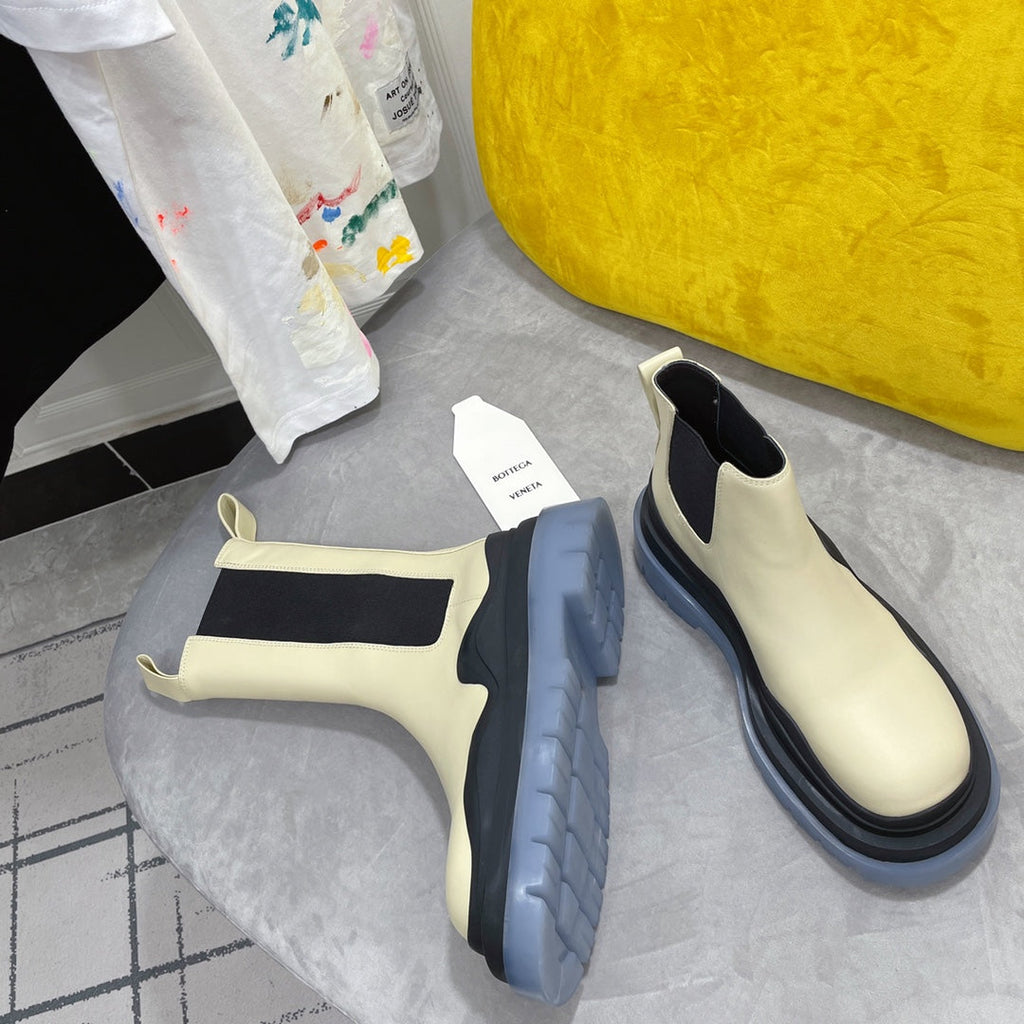 BOTTEGA VENETA TIRE CHELSEA BOOT IN BLACK MIX BISQUE BEIGE CALFSKIN WITH STEEL BLUE SOLE