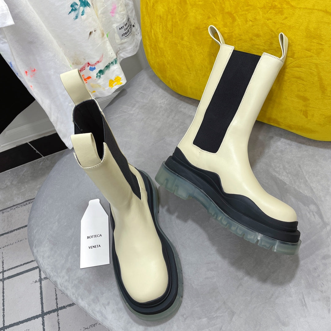 BOTTEGA VENETA TIRE CHELSEA BOOT IN BLACK MIX BISQUE BEIGE CALFSKIN WITH TRANSPARENT SOLE