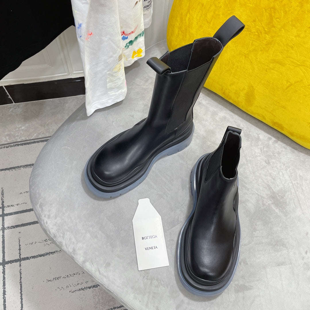 BOTTEGA VENETA TIRE CHELSEA BOOT IN BLACK MIX ICE BLUE CALFSKIN