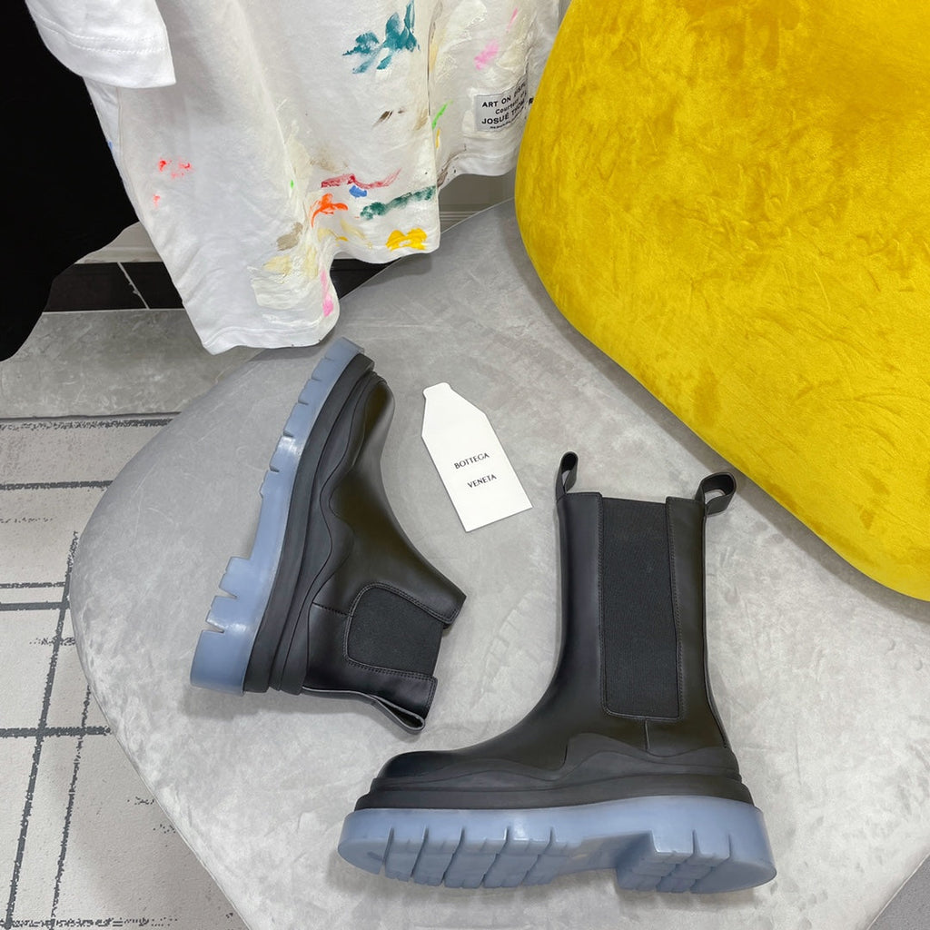 BOTTEGA VENETA TIRE CHELSEA BOOT IN BLACK MIX ICE BLUE CALFSKIN