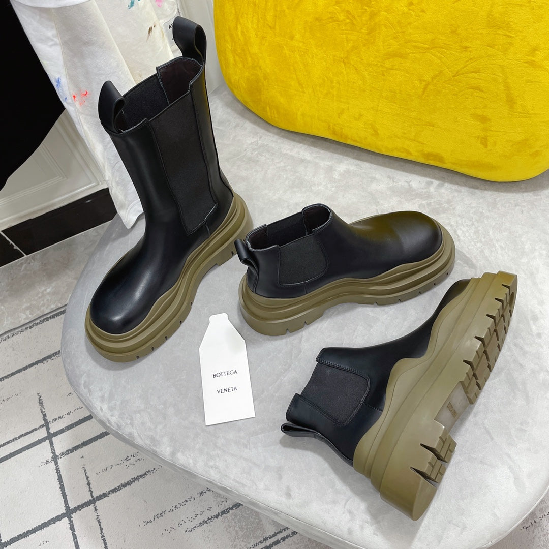 BOTTEGA VENETA TIRE CHELSEA BOOT IN BLACK MIX OLIVE GREEN CALFSKIN