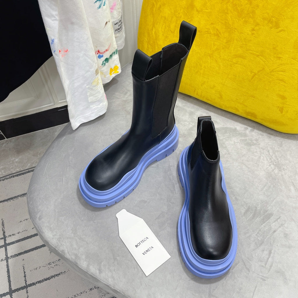 BOTTEGA VENETA TIRE CHELSEA BOOT IN BLACK MIX CORNFLOWER BLUE CALFSKIN