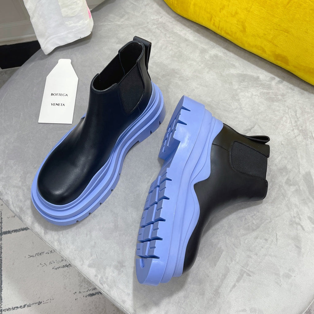 BOTTEGA VENETA TIRE CHELSEA BOOT IN BLACK MIX CORNFLOWER BLUE CALFSKIN