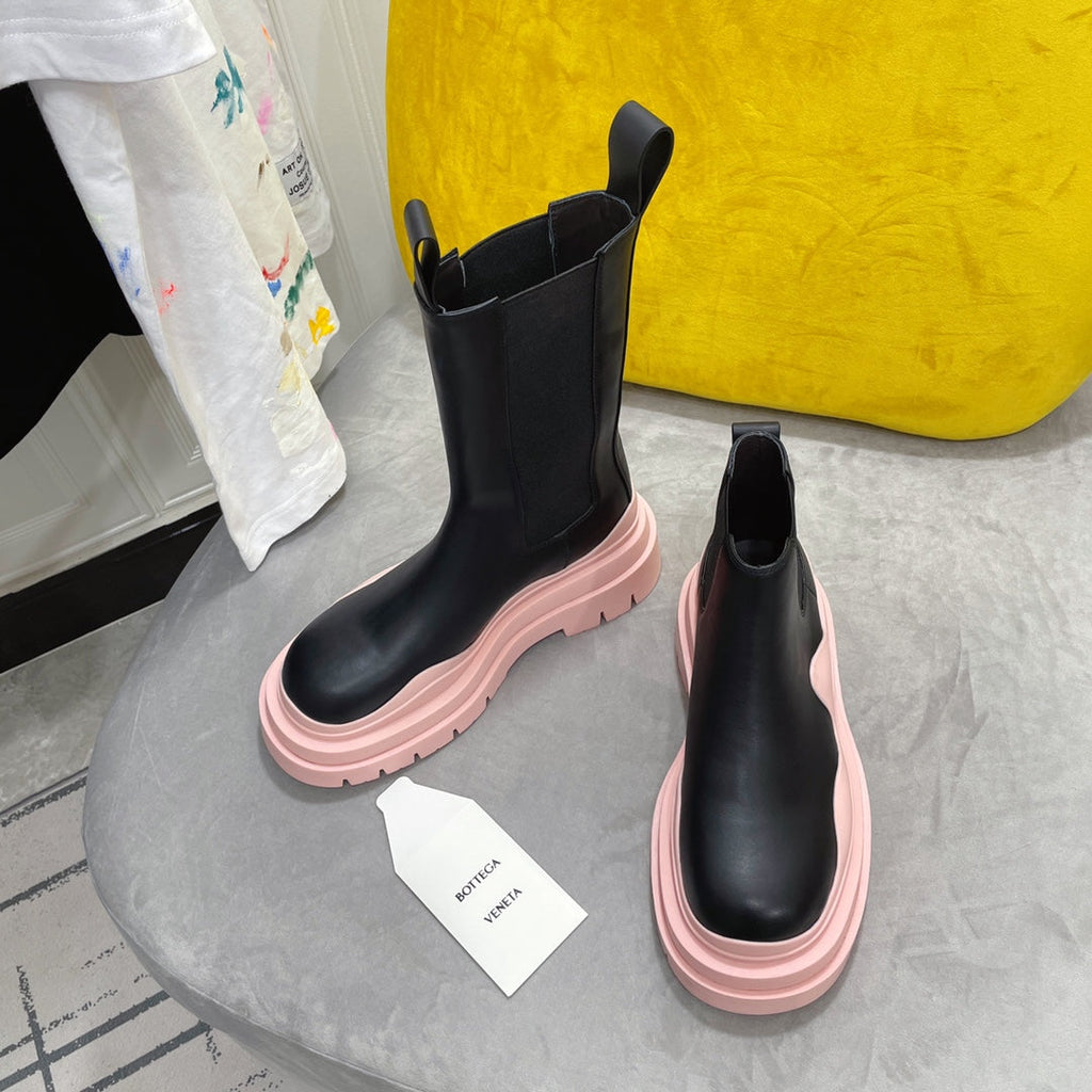BOTTEGA VENETA TIRE CHELSEA BOOT IN PALE PINK MIX BLACK CALFSKIN
