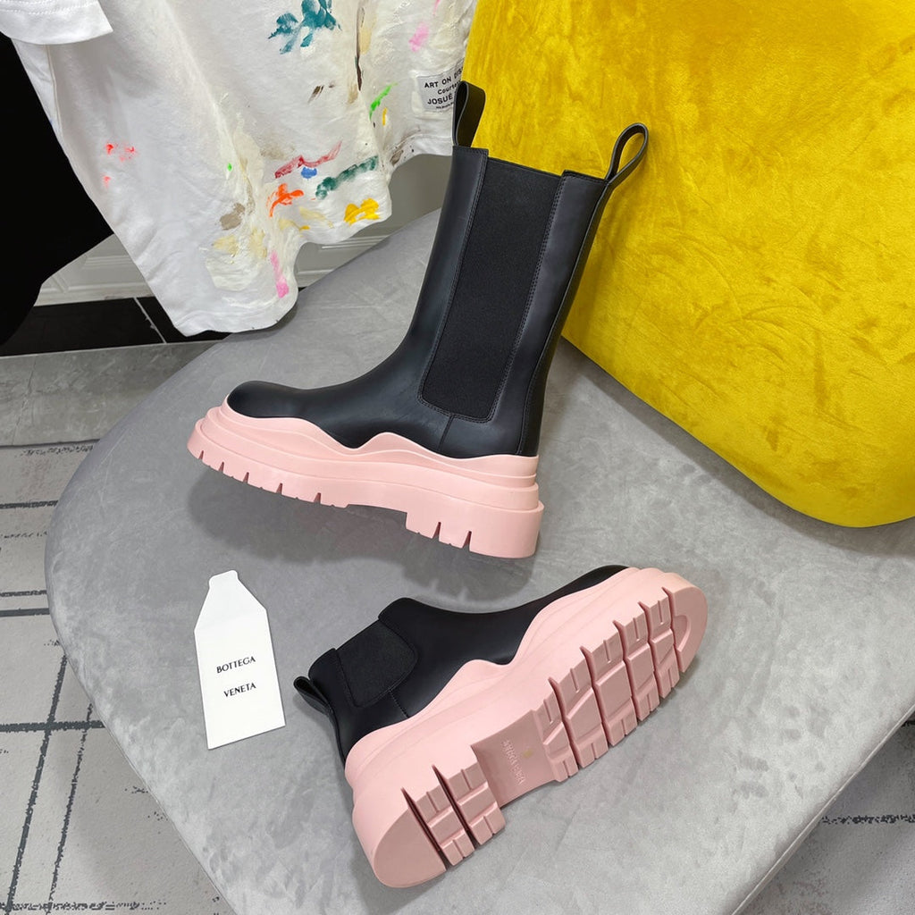BOTTEGA VENETA TIRE CHELSEA BOOT IN PALE PINK MIX BLACK CALFSKIN