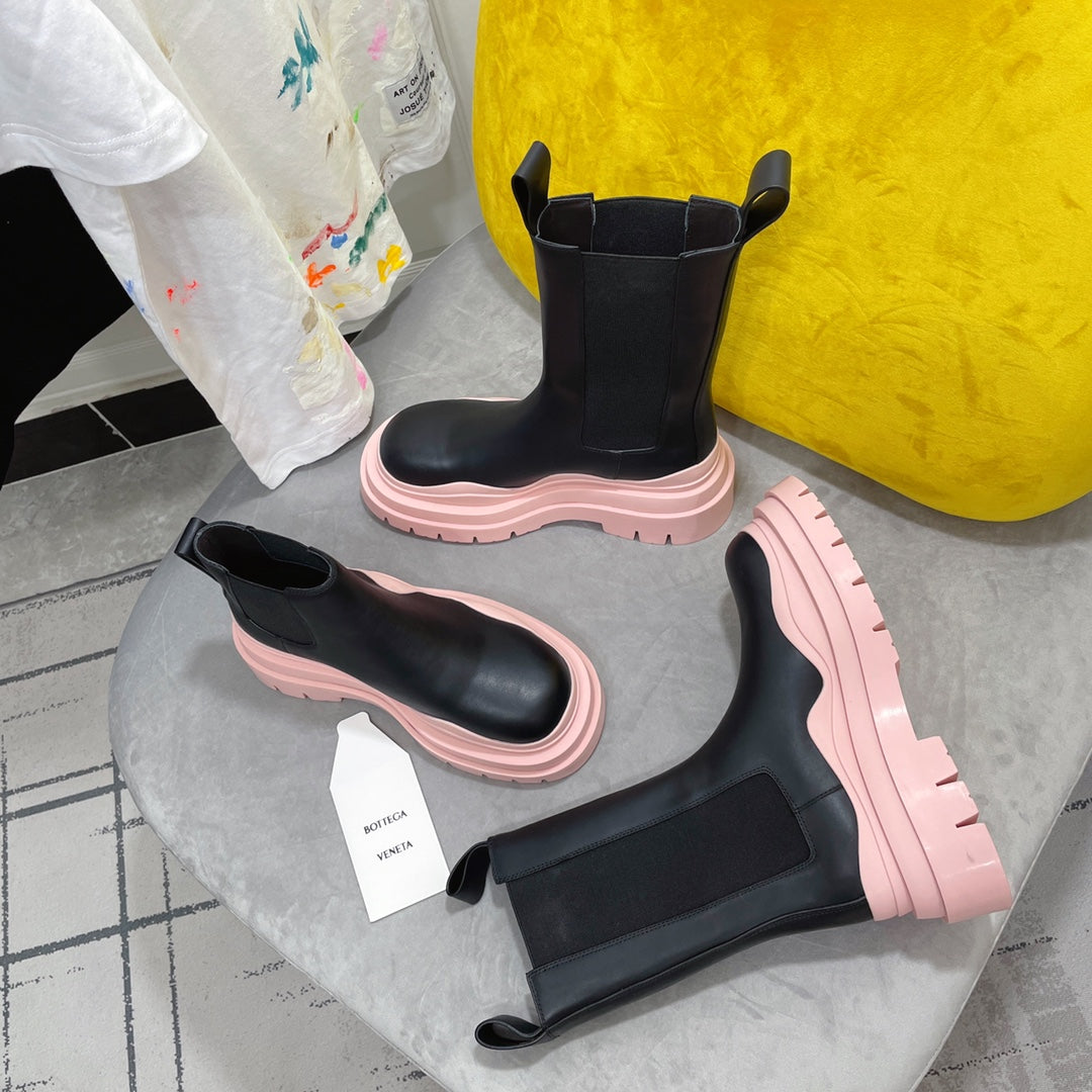 BOTTEGA VENETA TIRE CHELSEA BOOT IN PALE PINK MIX BLACK CALFSKIN