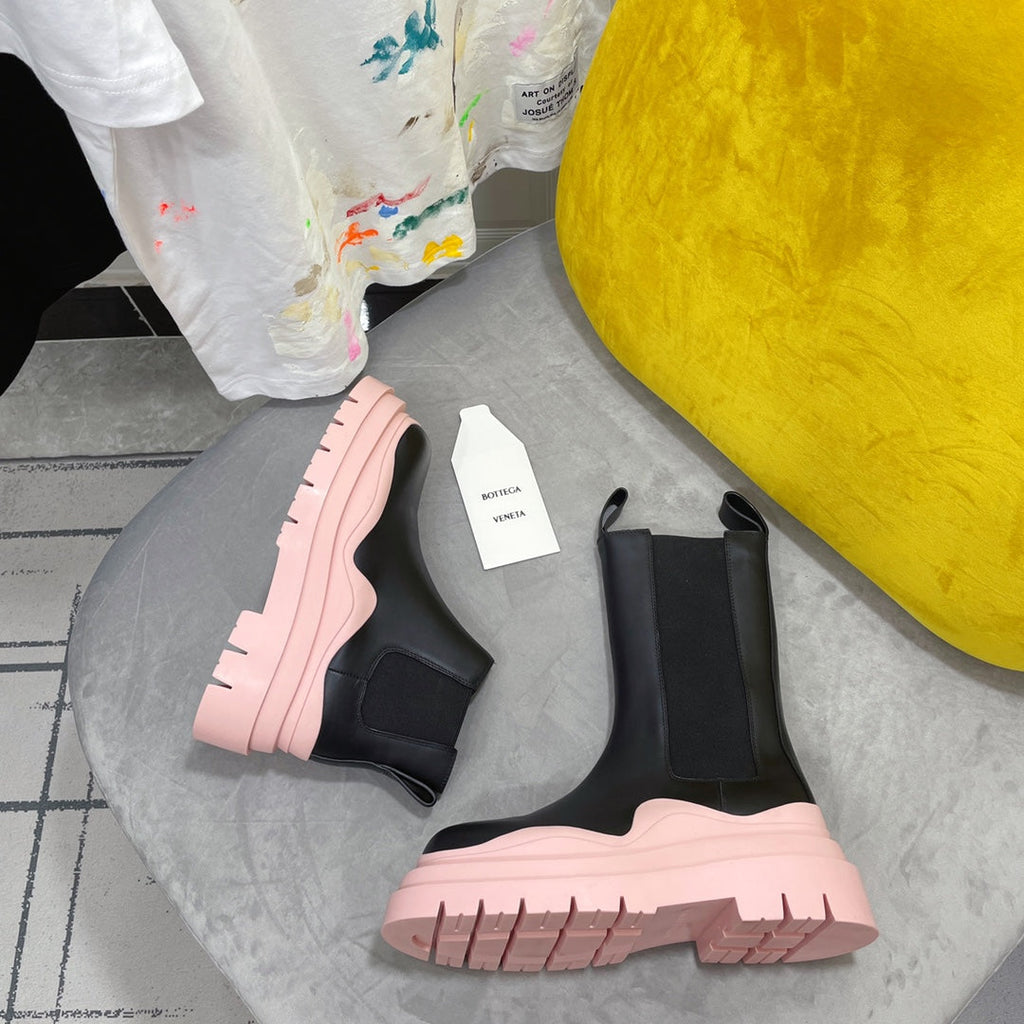 BOTTEGA VENETA TIRE CHELSEA BOOT IN PALE PINK MIX BLACK CALFSKIN