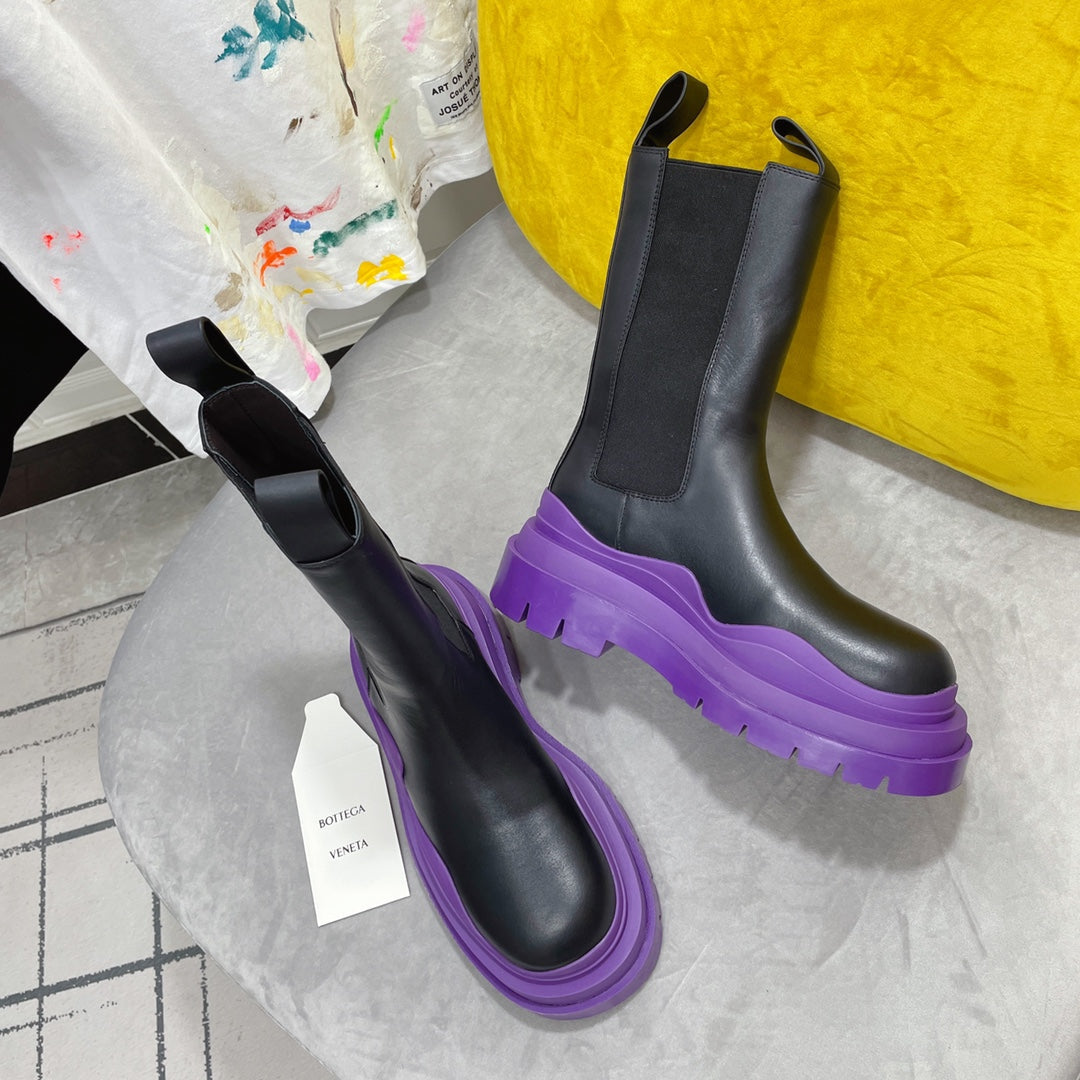 BOTTEGA VENETA TIRE CHELSEA BOOT IN BLACK MIX ROYAL PURPLE CALFSKIN