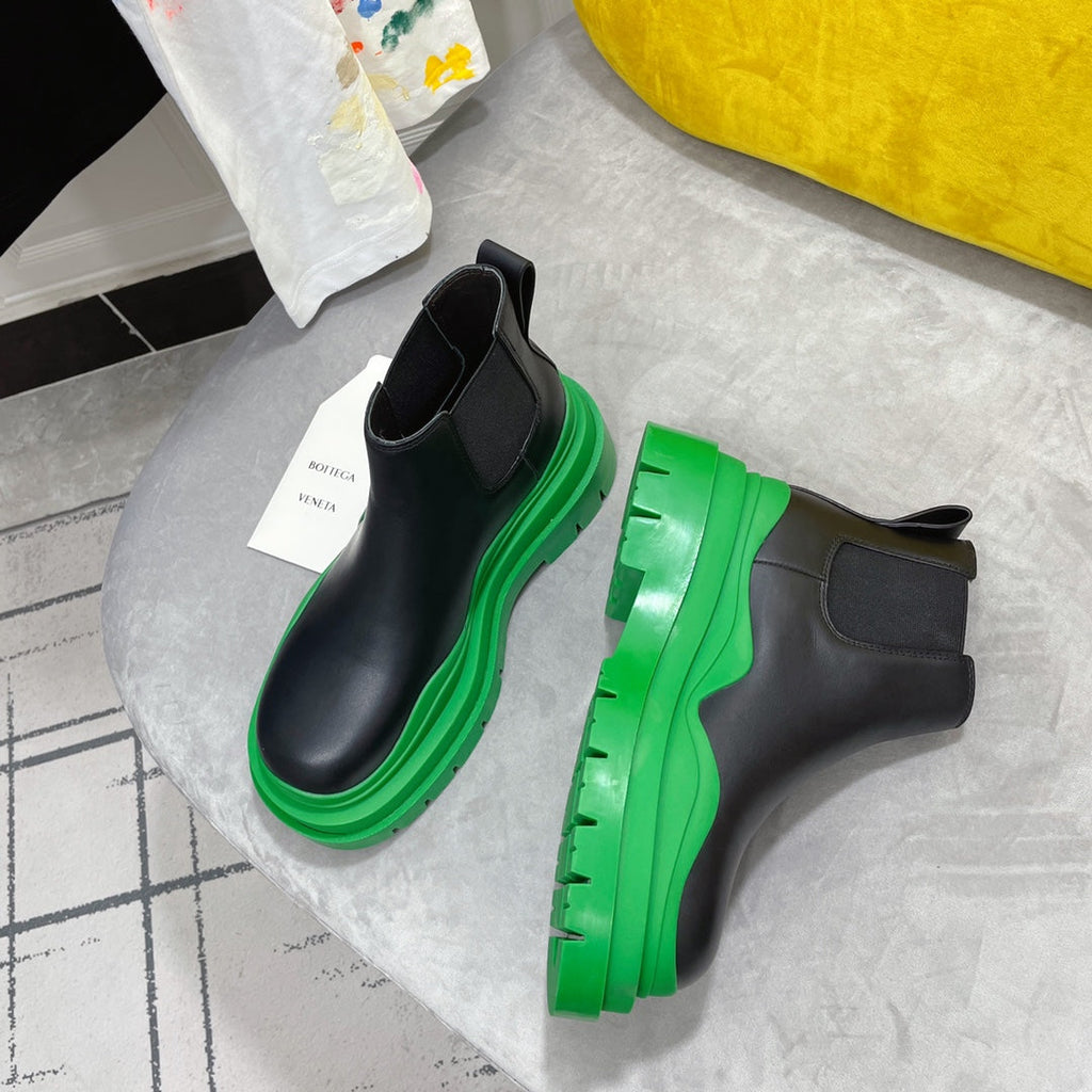BOTTEGA VENETA TIRE CHELSEA BOOT IN BLACK MIX EMERALD GREEN CALFSKIN