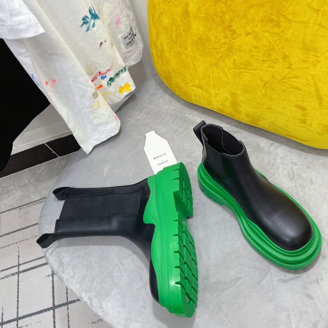 BOTTEGA VENETA TIRE CHELSEA BOOT IN BLACK MIX EMERALD GREEN CALFSKIN
