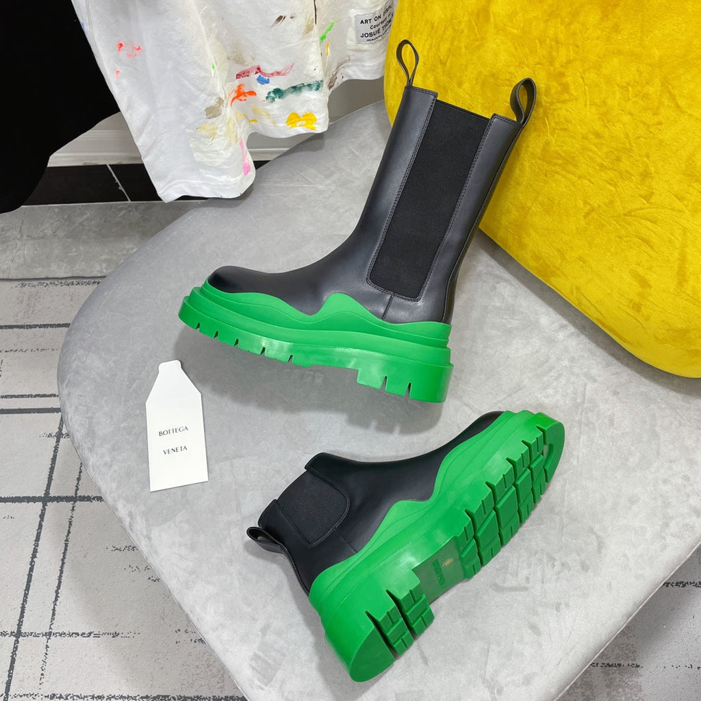 BOTTEGA VENETA TIRE CHELSEA BOOT IN BLACK MIX EMERALD GREEN CALFSKIN