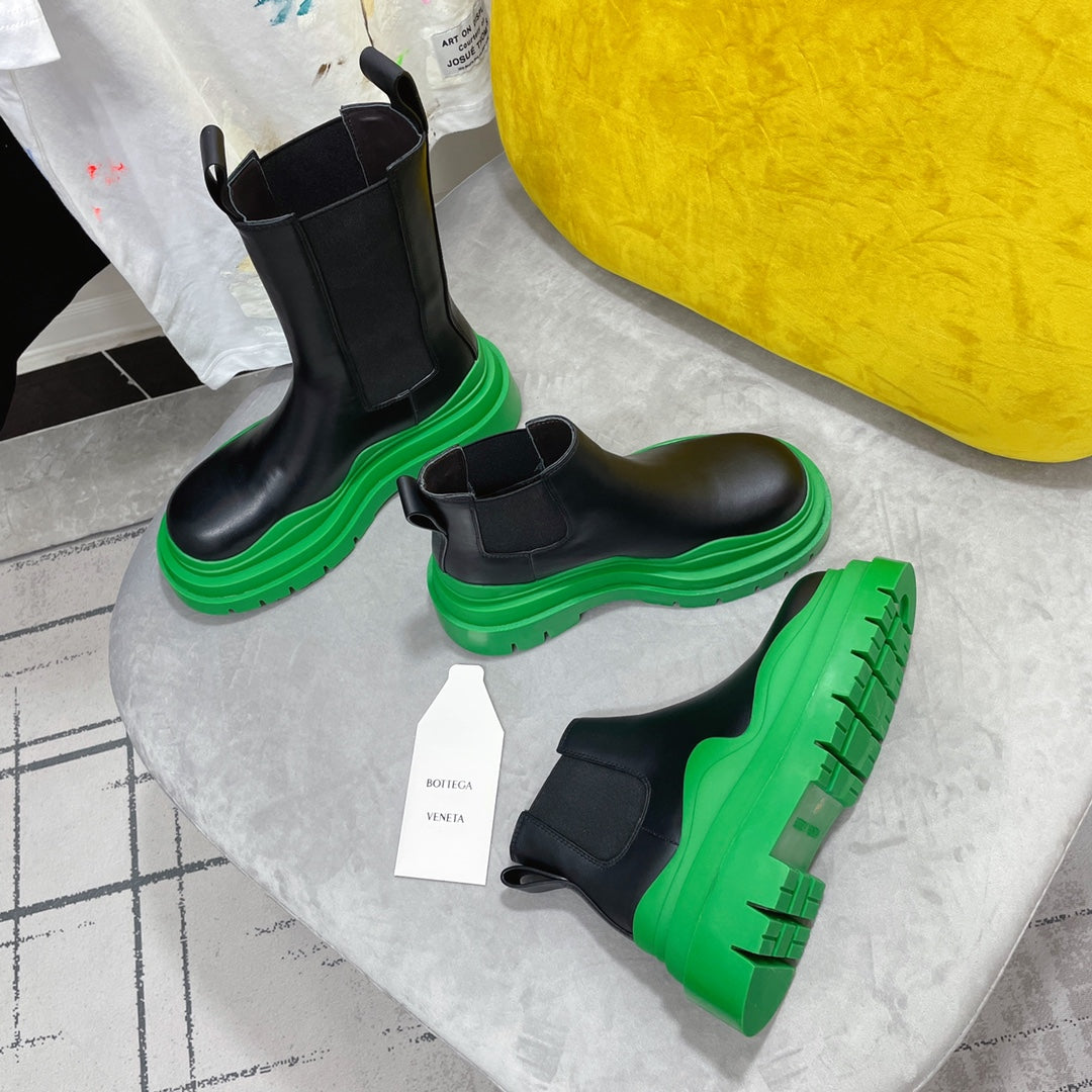 BOTTEGA VENETA TIRE CHELSEA BOOT IN BLACK MIX EMERALD GREEN CALFSKIN