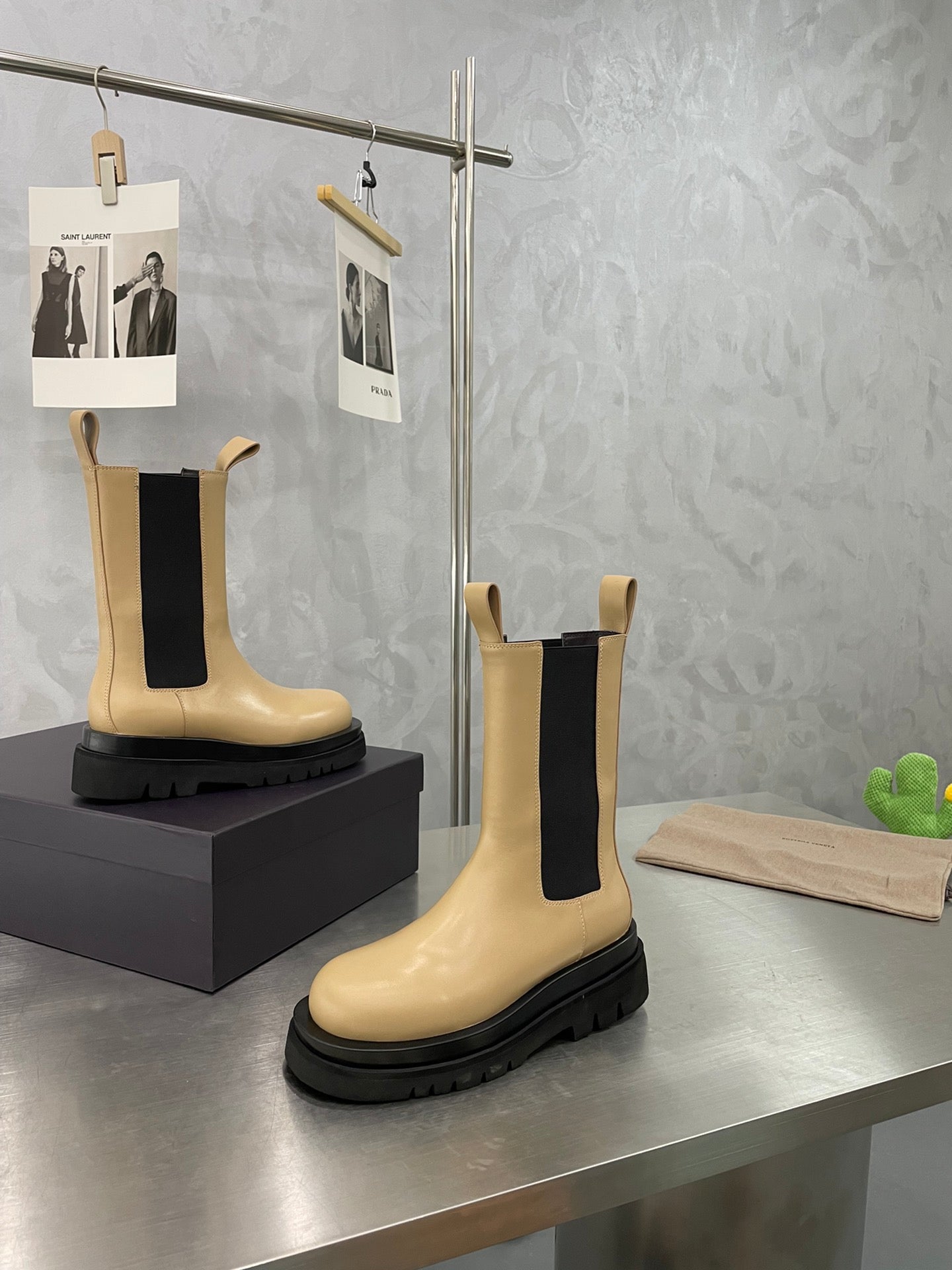 BOTTEGA VENETA LUG CHELSEA BOOT IN CAMEL BEIGE CALFSKIN