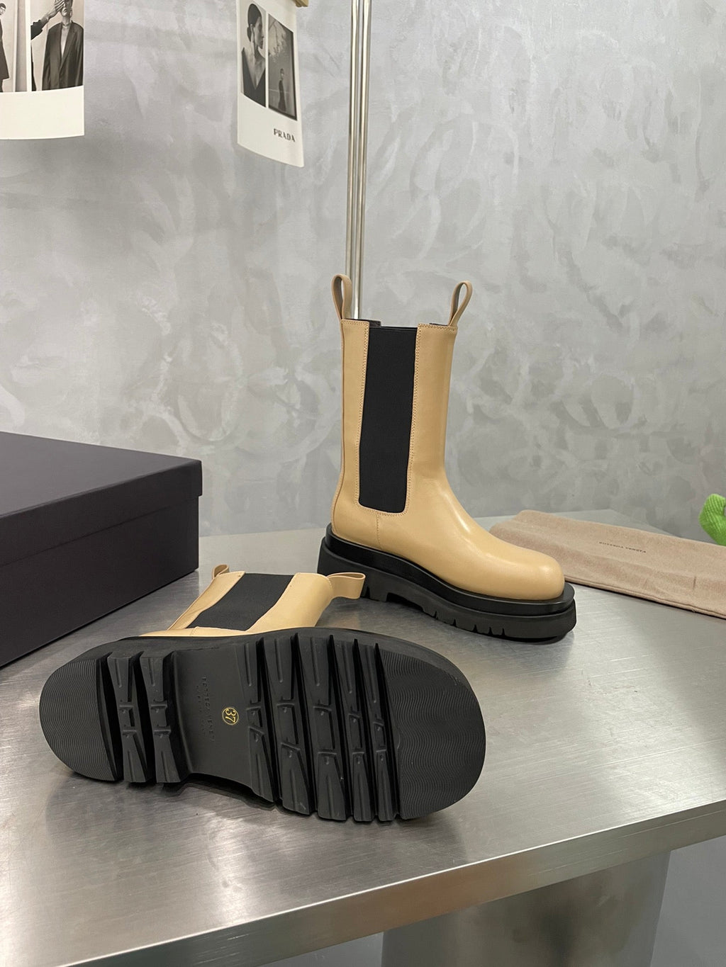BOTTEGA VENETA LUG CHELSEA BOOT IN CAMEL BEIGE CALFSKIN
