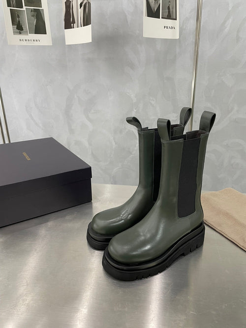 BOTTEGA VENETA LUG CHELSEA BOOT IN ARMY GREEN CALFSKIN
