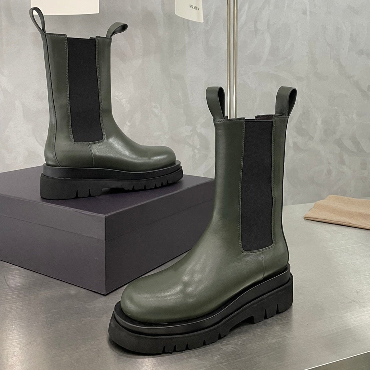 BOTTEGA VENETA LUG CHELSEA BOOT IN ARMY GREEN CALFSKIN