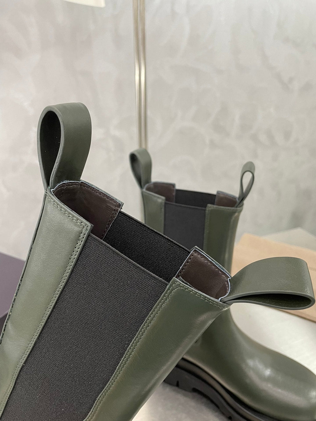 BOTTEGA VENETA LUG CHELSEA BOOT IN ARMY GREEN CALFSKIN