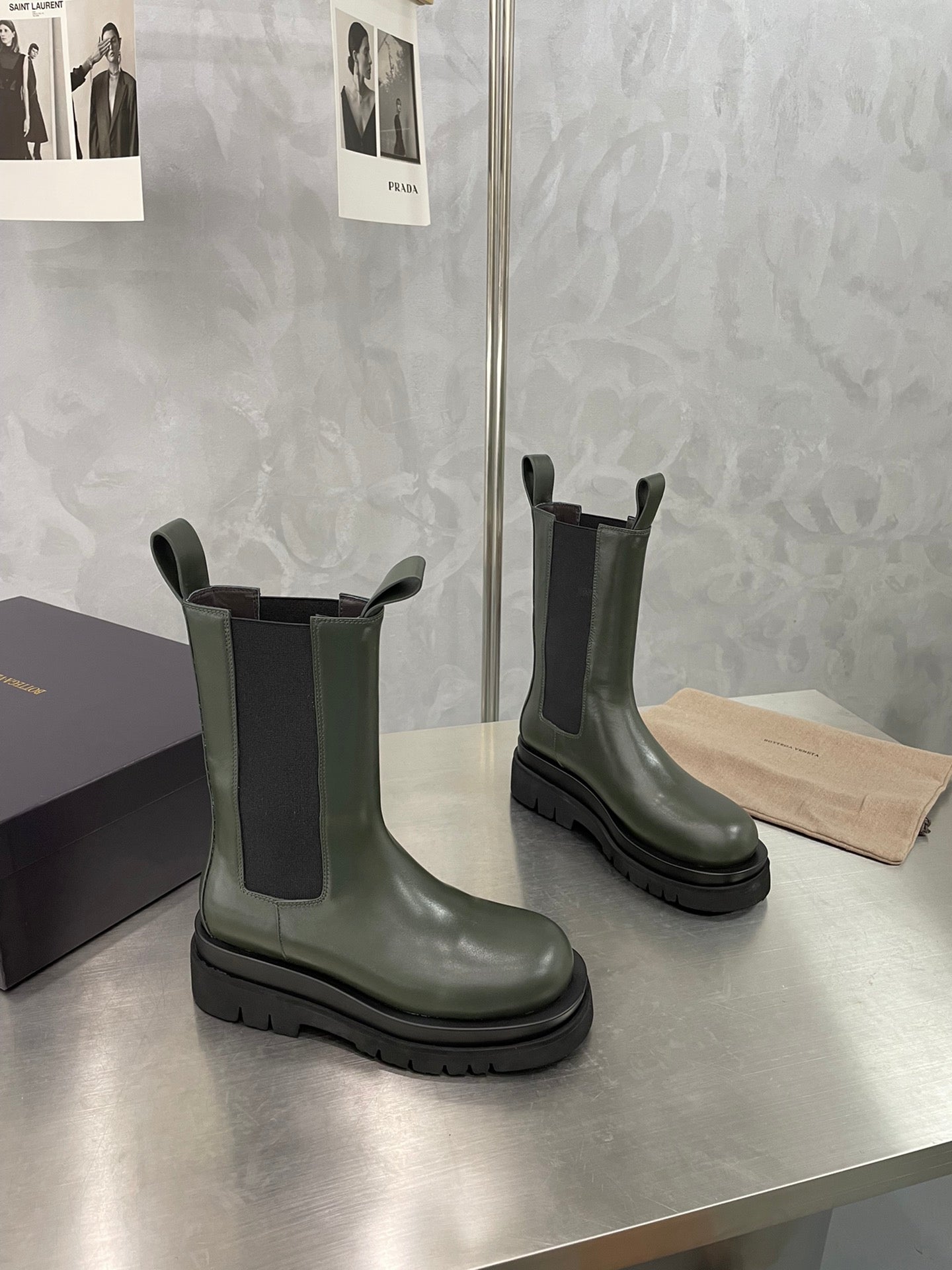 BOTTEGA VENETA LUG CHELSEA BOOT IN ARMY GREEN CALFSKIN