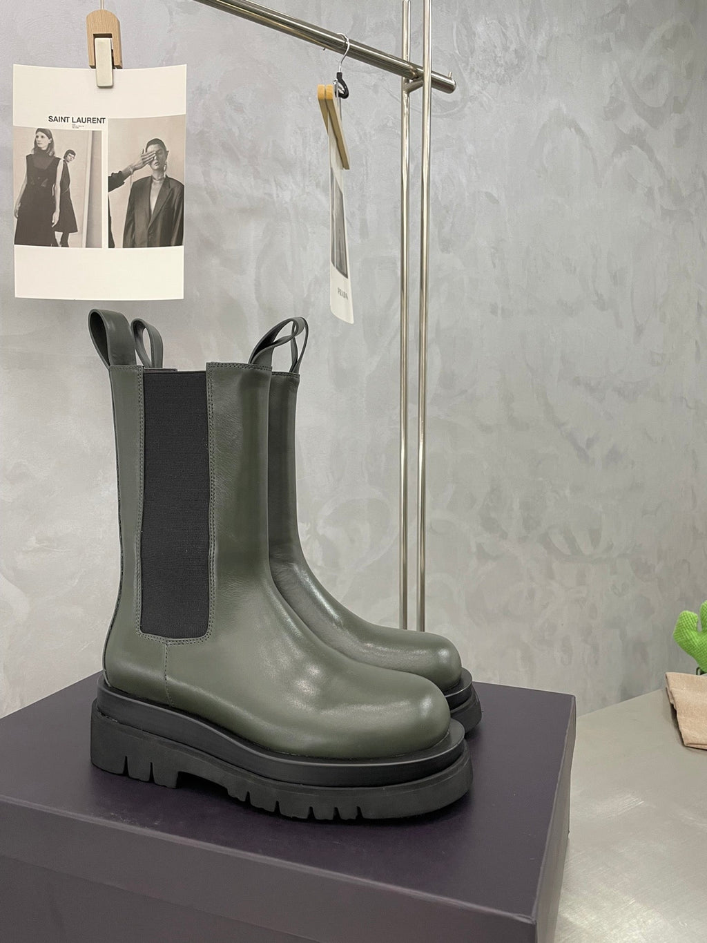 BOTTEGA VENETA LUG CHELSEA BOOT IN ARMY GREEN CALFSKIN