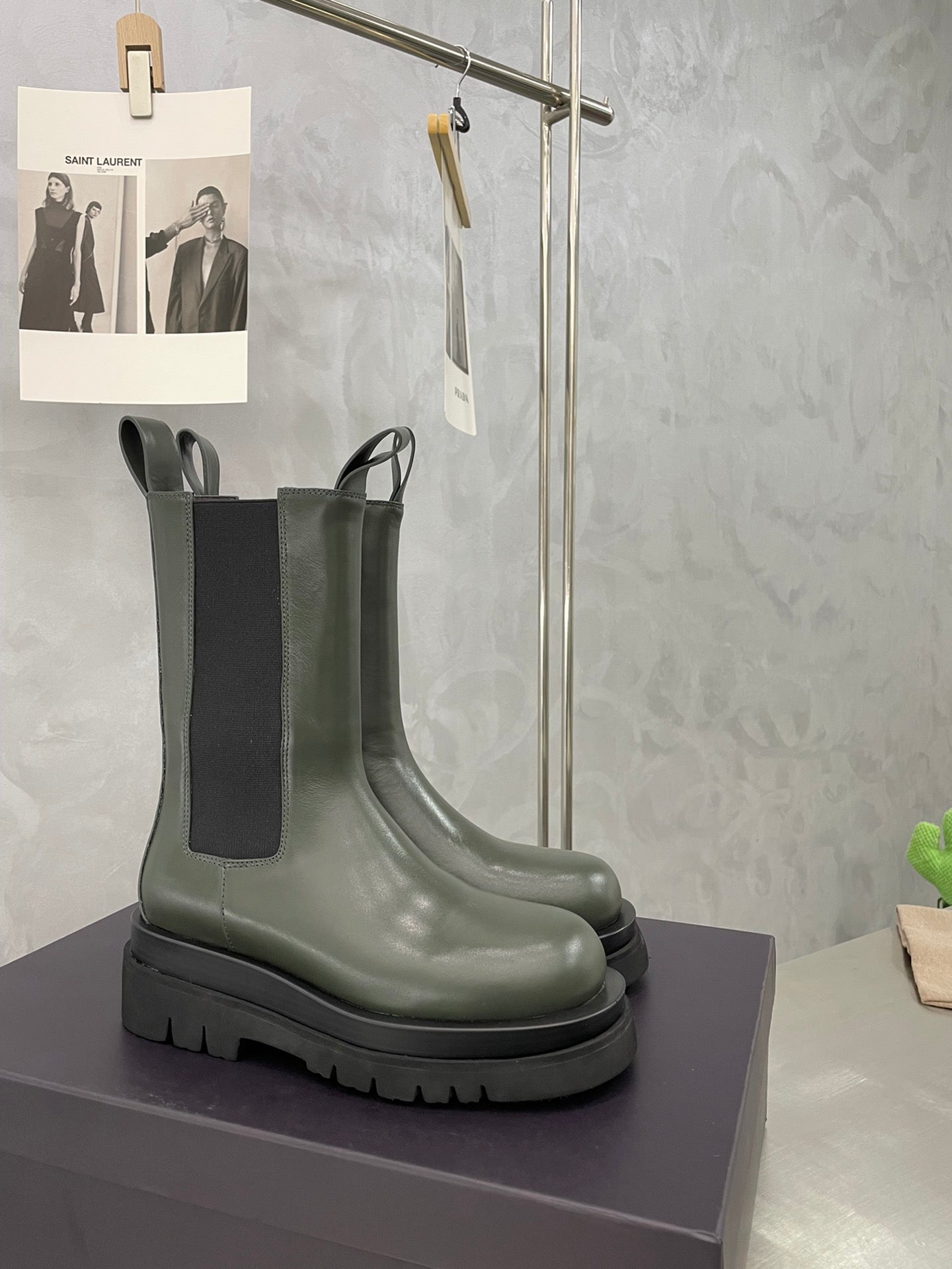 BOTTEGA VENETA LUG CHELSEA BOOT IN ARMY GREEN CALFSKIN