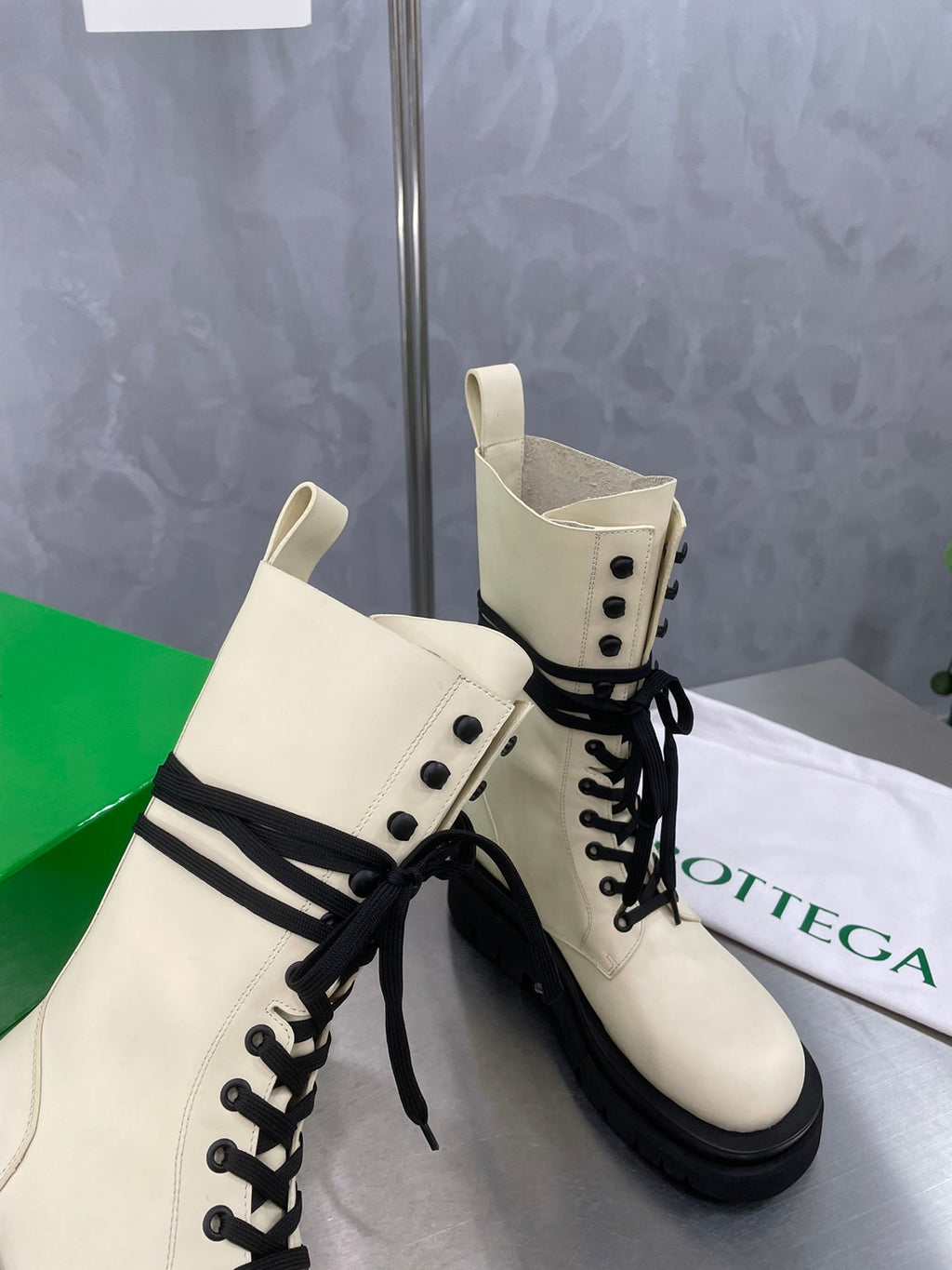 BOTTEGA VENETA LUG LACE-UP BOOT IN BEIGE CREAM CALFSKIN 7 CM