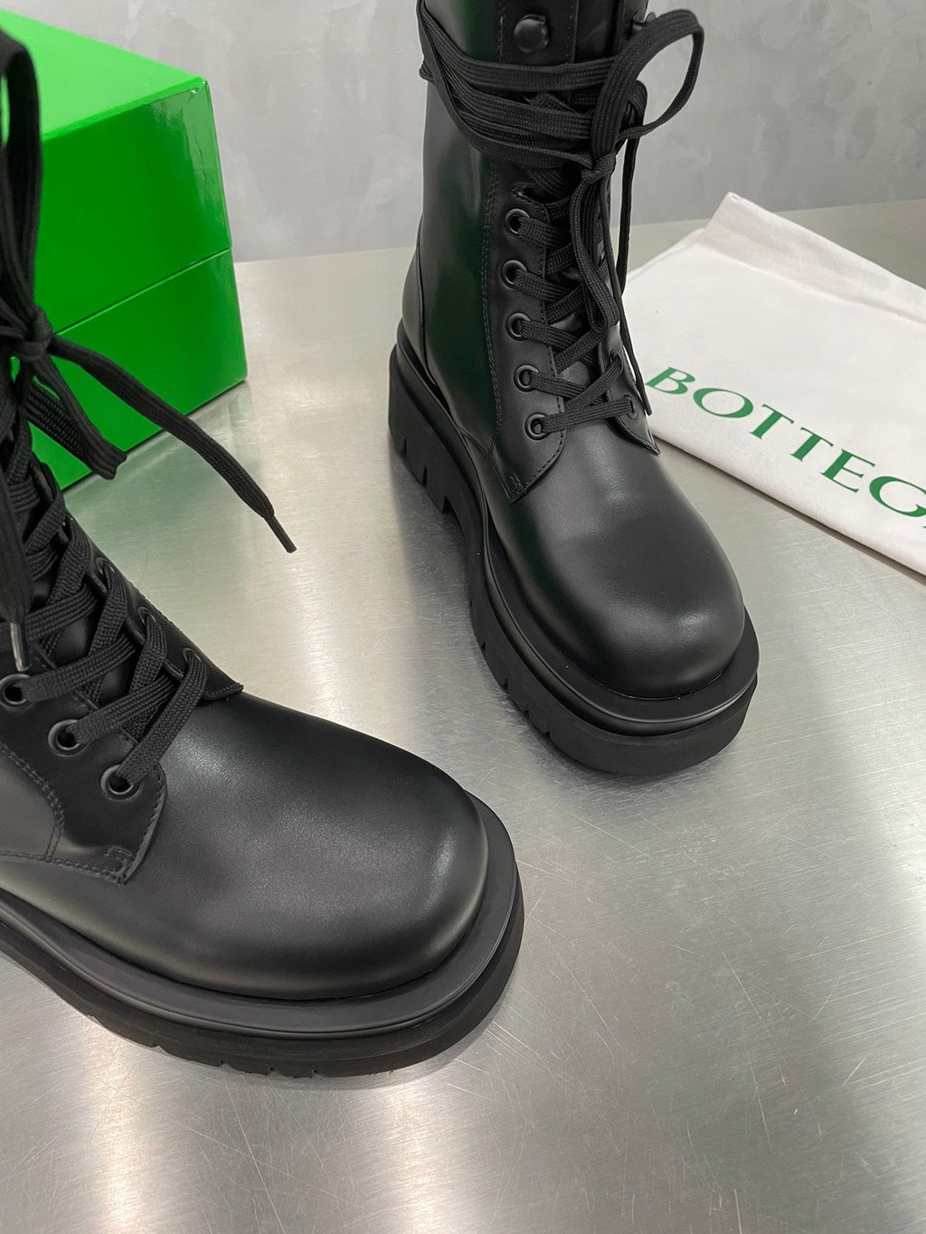 BOTTEGA VENETA LUG LACE-UP BOOT IN BLACK CALFSKIN 7 CM