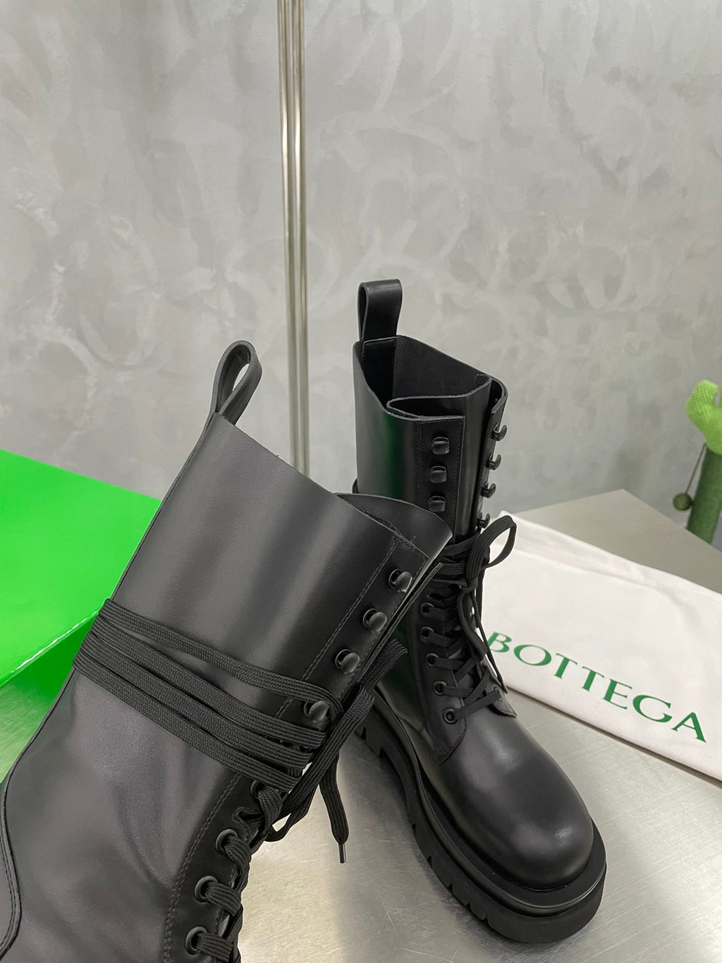 BOTTEGA VENETA LUG LACE-UP BOOT IN BLACK CALFSKIN 7 CM