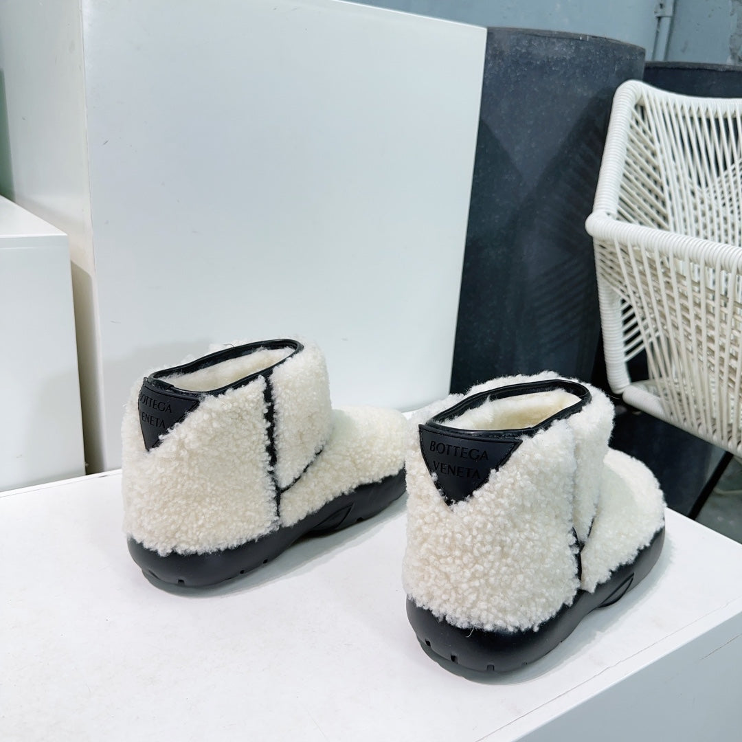 BOTTEGA VENETA MINI ANKLE BOOT IN WHITE SHEARLING WITH BLACK ULTRA LIGHTWEIGHT RUBBER OUTSOLE