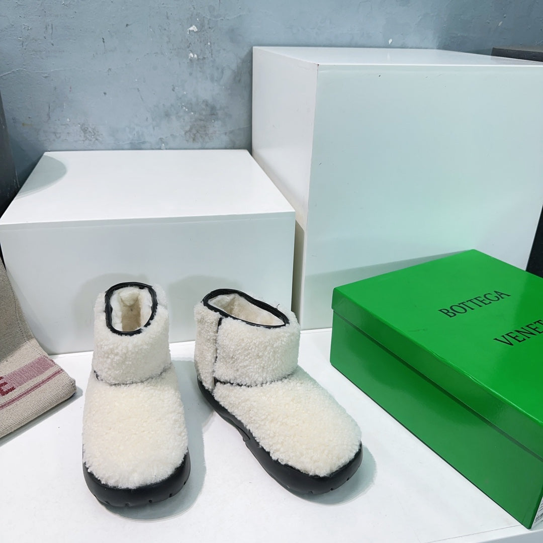 BOTTEGA VENETA MINI ANKLE BOOT IN WHITE SHEARLING WITH BLACK ULTRA LIGHTWEIGHT RUBBER OUTSOLE