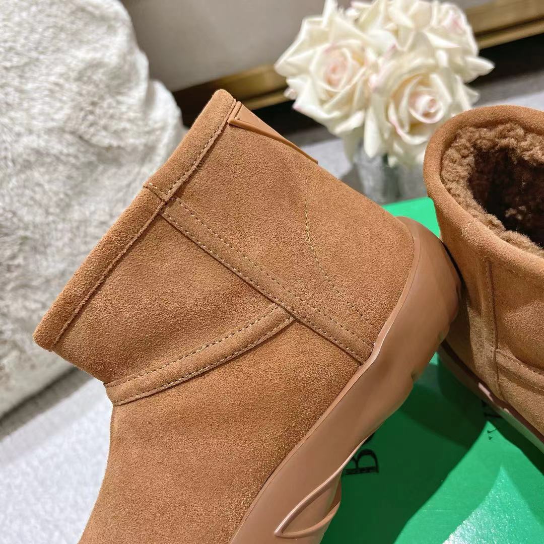 BOTTEGA VENETA SNAP MINI ANKLE BOOTS IN BRONZE BROWN SUEDE AND SHEARLING LINING