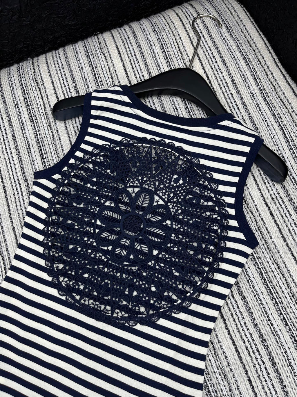 SLEEVELESS TOP WITH RAISED EMBROIDERY AND CREW NECK 267982