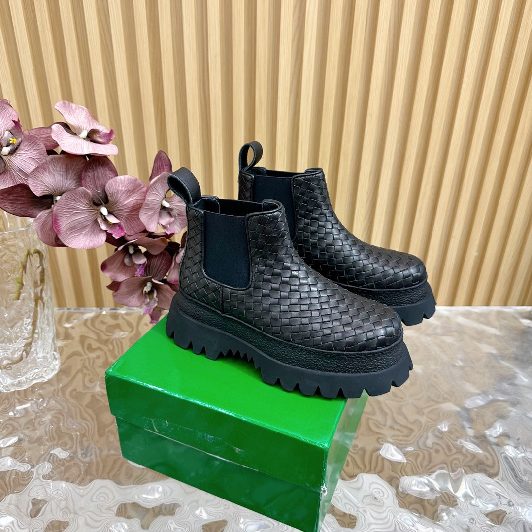 BOTTEGA VENETA FIREMAN ANKLE BOOT IN BLACK CALFSKIN WITH WOVEN DESIGN