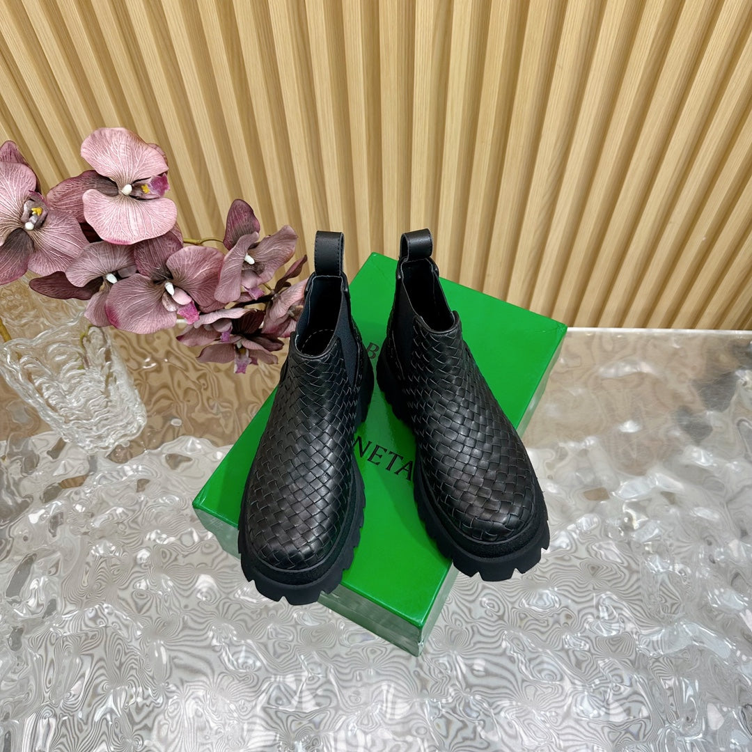 BOTTEGA VENETA FIREMAN ANKLE BOOT IN BLACK CALFSKIN WITH WOVEN DESIGN