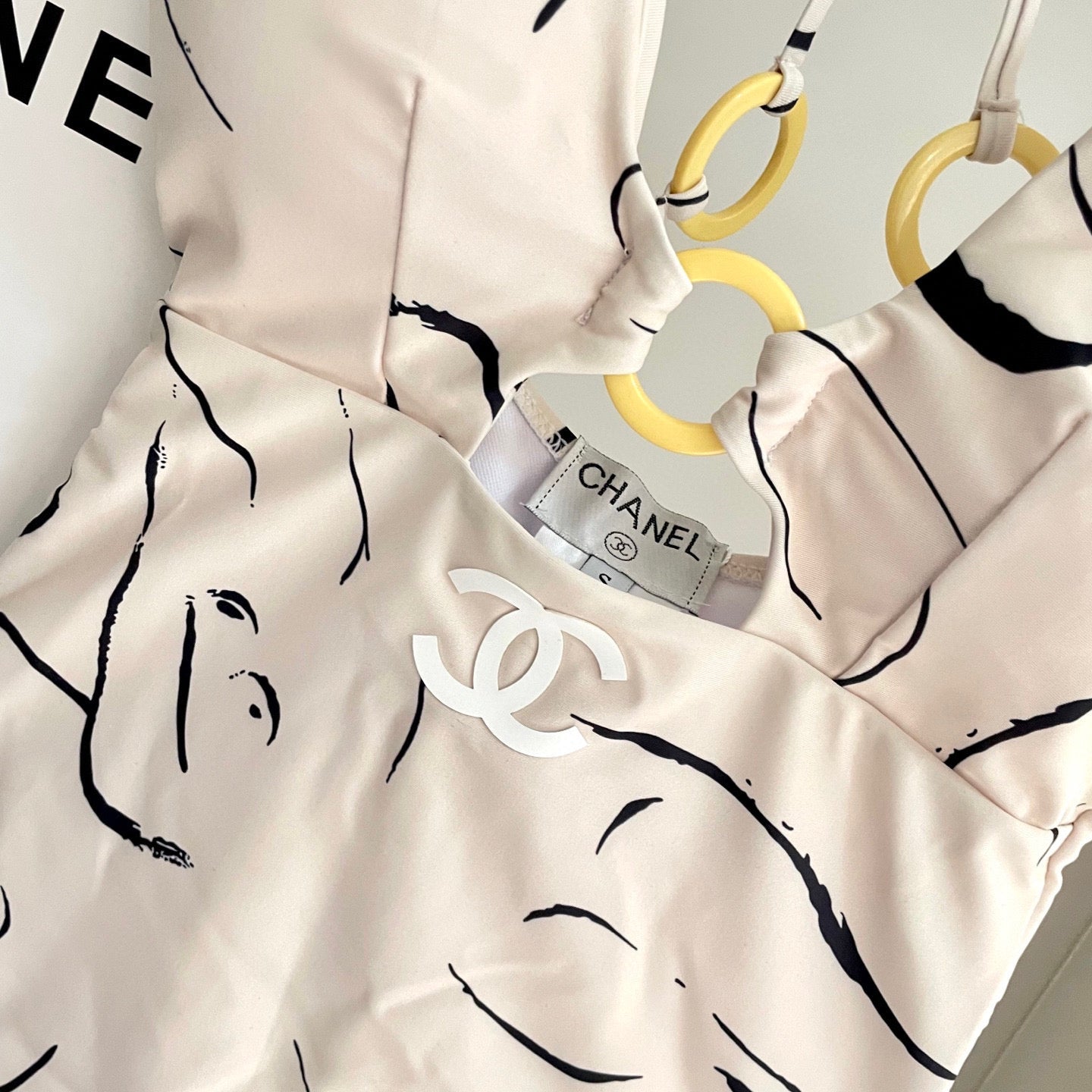 CHANEL BIKINI SWIMSUIT SET IN CREAMY WHITE MIXED WITH CURVED BLACK DETAIL 608919