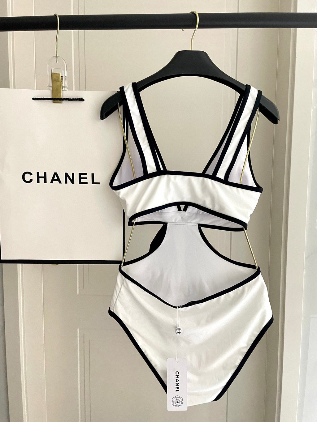 CHANEL BIKINI SWIMSUIT SET IN WHITE AND BOW BLACK 622186