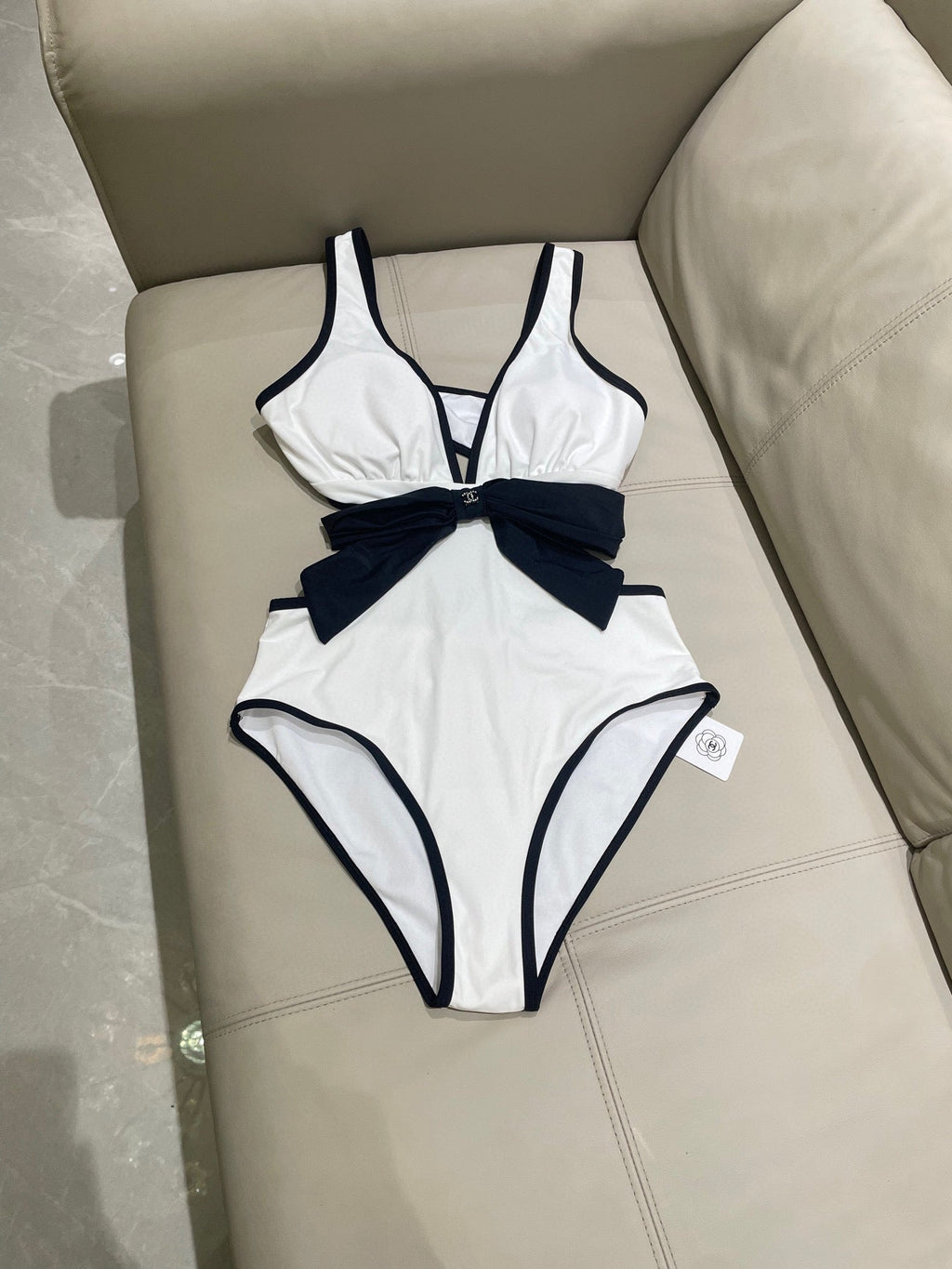 CHANEL BIKINI SWIMSUIT SET IN WHITE AND BOW BLACK 622186