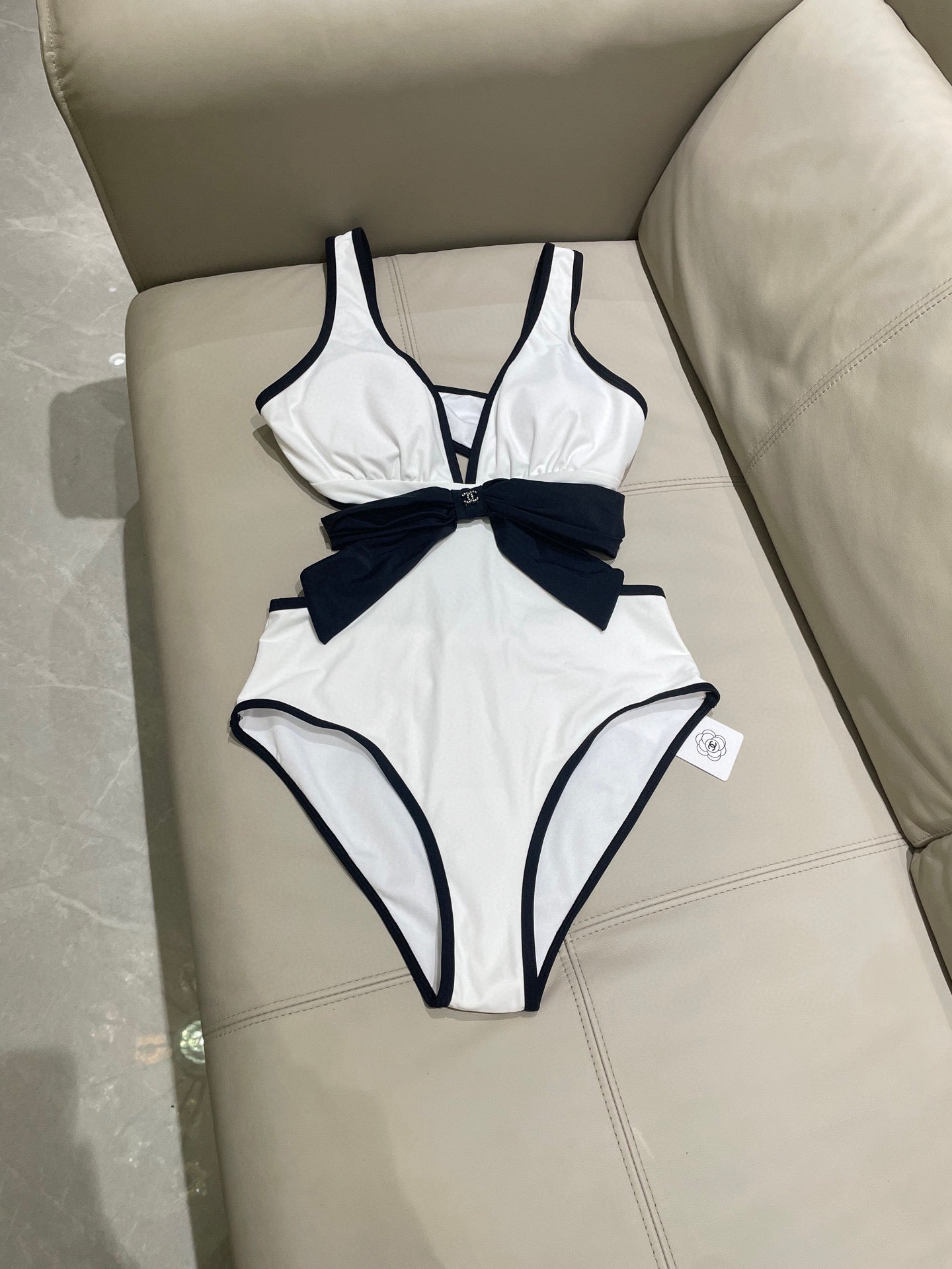 CHANEL BIKINI SWIMSUIT SET IN WHITE AND BOW BLACK 622186