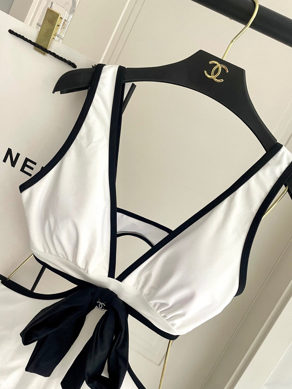 CHANEL BIKINI SWIMSUIT SET IN WHITE AND BOW BLACK 622186