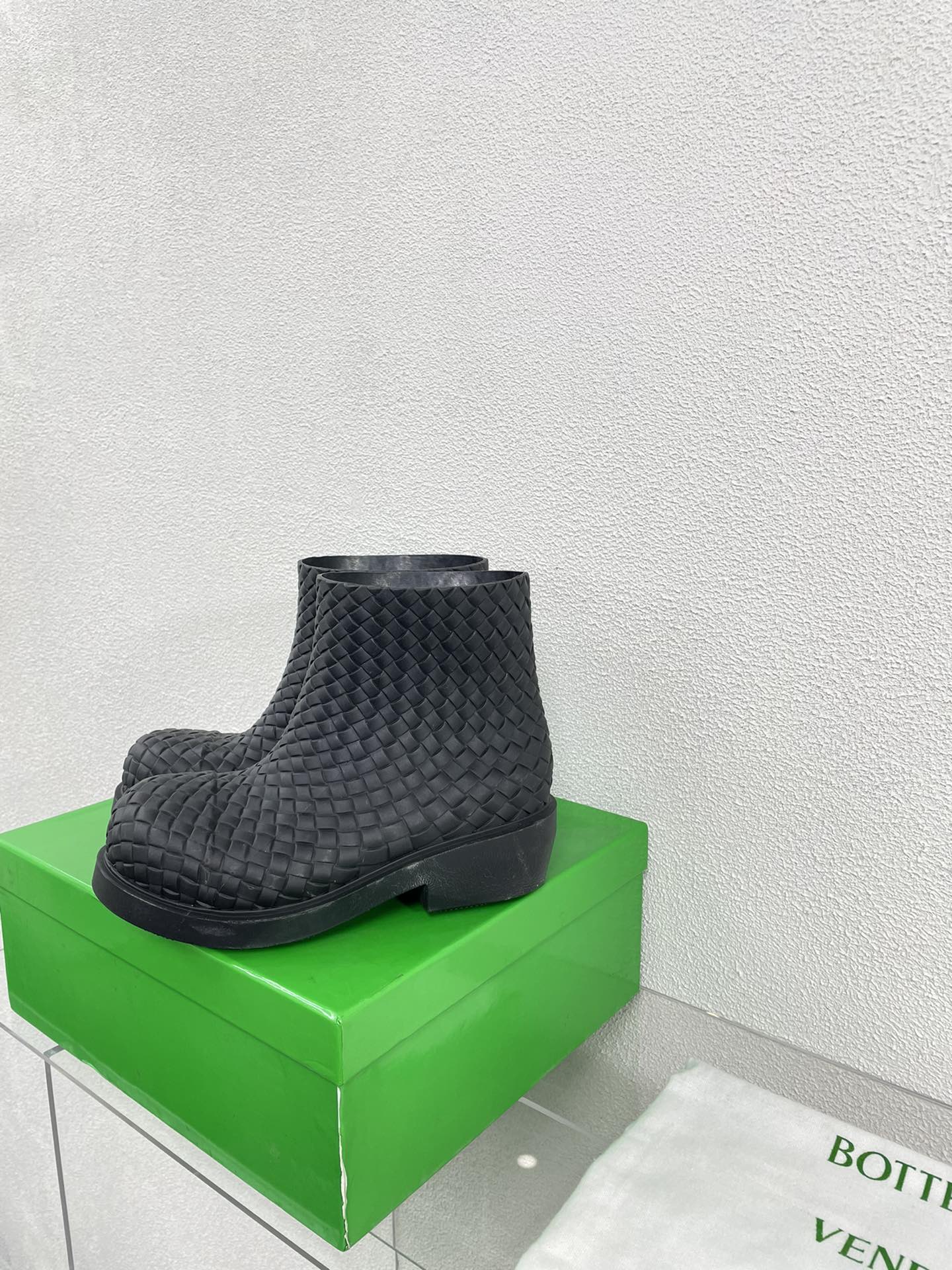 BOTTEGA VENETA FIREMAN BOOTS IN BLACK RUBBER WITH ICONIC INTRECCIO MOTIF